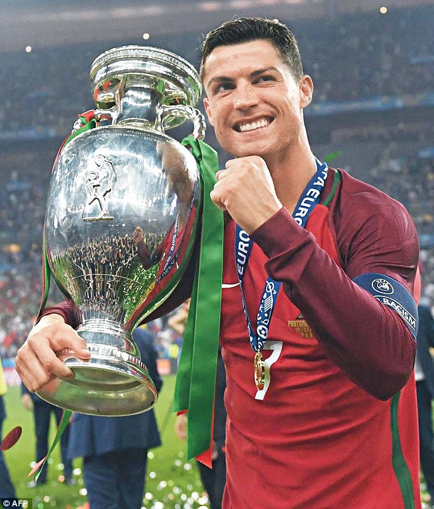 Ronaldo: Sáng ngày đá chung kết Euro, tôi thức dậy với 3 cô em tóc vàng - Ảnh 3.