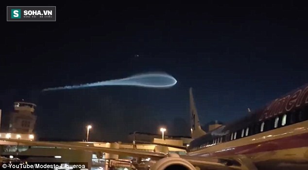 Lý giải về luồng khói xanh bí ẩn như UFO trên sân bay Mỹ! - Ảnh 1.