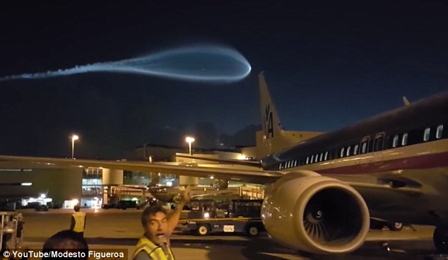 Lý giải về luồng khói xanh bí ẩn như UFO trên sân bay Mỹ! - Ảnh 3.