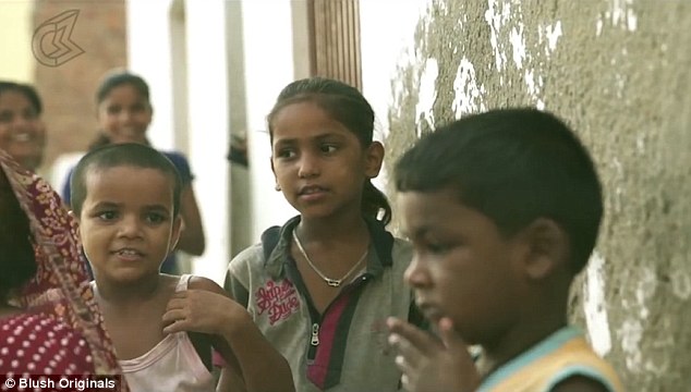Nỗi đau của những bé gái bị bán vào nhà thổ lâu đời nhất Ấn Độ - Ảnh 6.