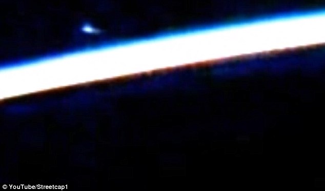 UFO bất ngờ xuất xuất hiện đúng lúc NASA livestream! - Ảnh 1.