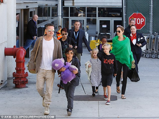 Angelina Jolie và Brad Pitt lo lắng 6 đứa con có thể bị bắt cóc - Ảnh 3.