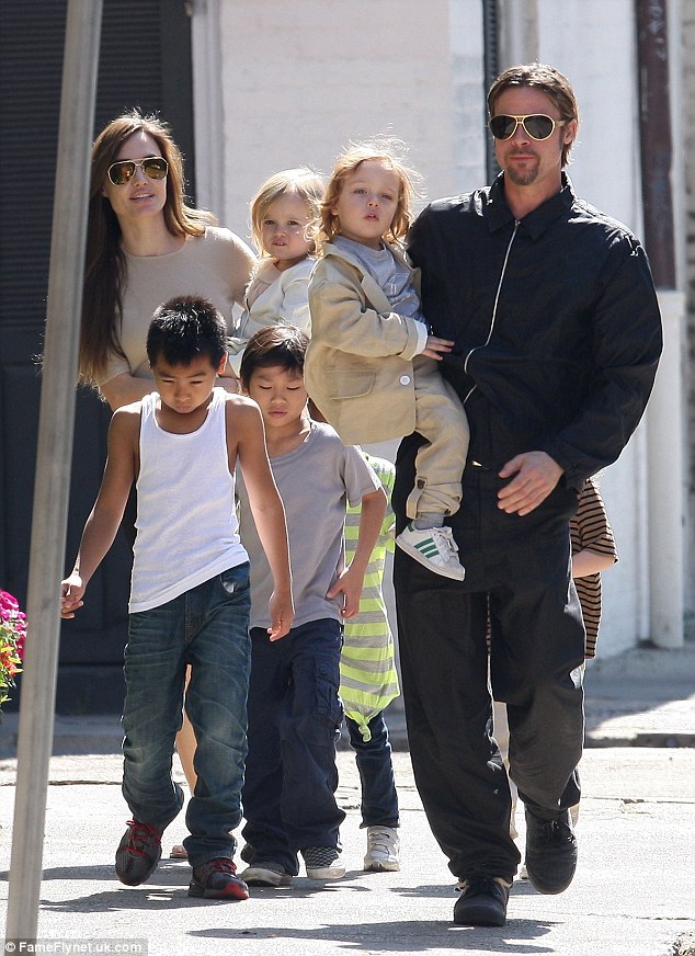 Angelina Jolie và Brad Pitt lo lắng 6 đứa con có thể bị bắt cóc - Ảnh 2.