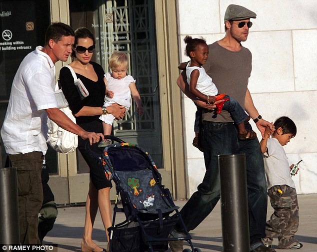 Angelina Jolie và Brad Pitt lo lắng 6 đứa con có thể bị bắt cóc - Ảnh 1.