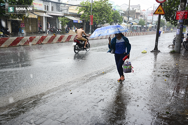 TP.HCM: Người dân Nhà Bè tận hưởng mưa vàng giải nhiệt - Ảnh 11.