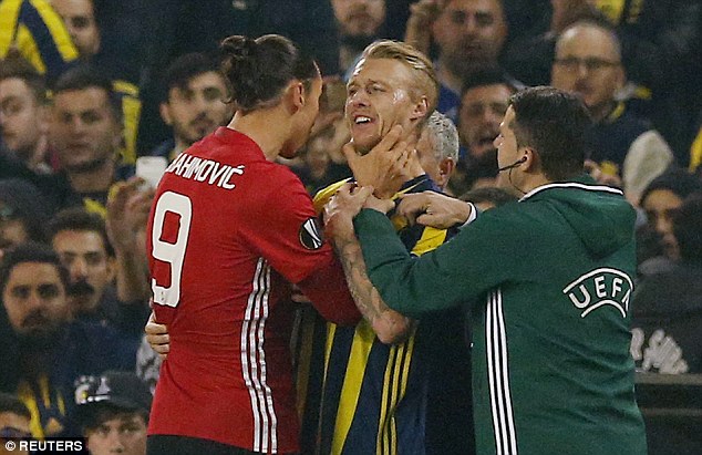 Bàn tay vàng của Ibra và một Man United hoảng loạn - Ảnh 2.