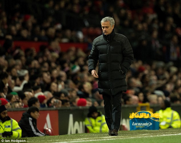 Sợ Mourinho lại đá chai nước, FA tung thêm án phạt kỳ quặc - Ảnh 2.