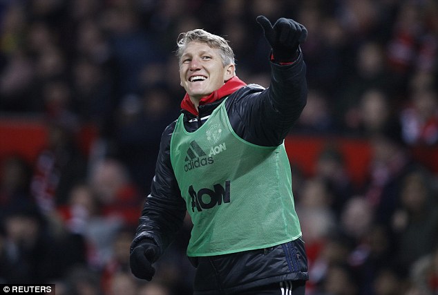 Old Trafford vỡ òa với cảm xúc ngày Bastian Schweinsteiger trở lại - Ảnh 2.