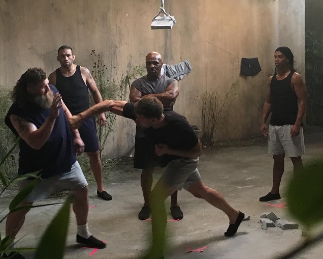 Ronaldinho tham gia phim bom tấn, đối đầu với Mike thép - Ảnh 3.
