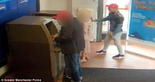 Giả vờ phát tờ rơi, cướp tiền tại cây ATM giữa ban ngày ban mặt - Ảnh 5.