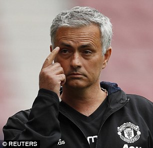 Tấu hài bên đường biên, Mourinho nhận được quà siêu độc - Ảnh 4.