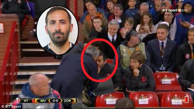 Sai sót tai hại, trợ lý bị Mourinho trách mắng giữa trận đấu - Ảnh 5.