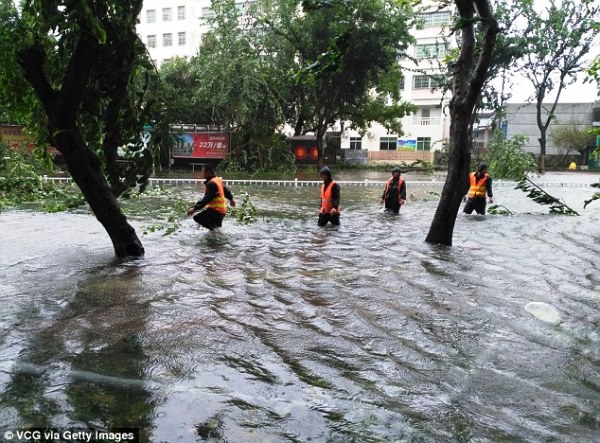 Ra đường trong cơn bão, người đàn ông bị gió thổi bay hơn 10 mét - Ảnh 4.