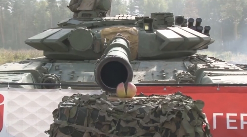 Thán phục binh sĩ Nga vẽ tranh, cắt táo bằng... xe tăng T-72 - Ảnh 1.