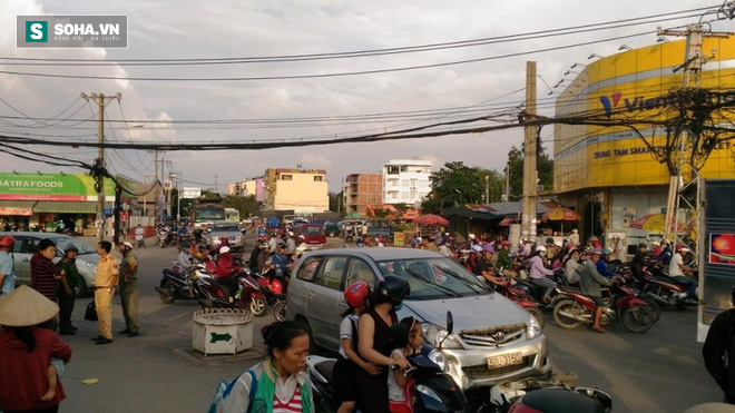 Ô tô điên gây tai nạn liên hoàn, kéo lê xe máy hàng chục mét - Ảnh 2.