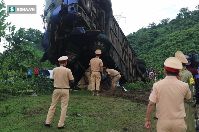 [CẬP NHẬT] Hiện trường trục vớt xe khách lật khiến 16 người thương vong ở Quảng Nam - Ảnh 8.