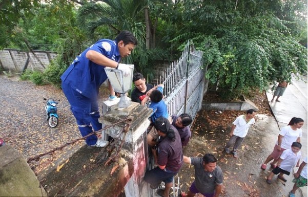 Ham chơi, cậu bé 11 tuổi bị hàng rào sắt nhọn đâm xuyên trúng cổ  - Ảnh 4.