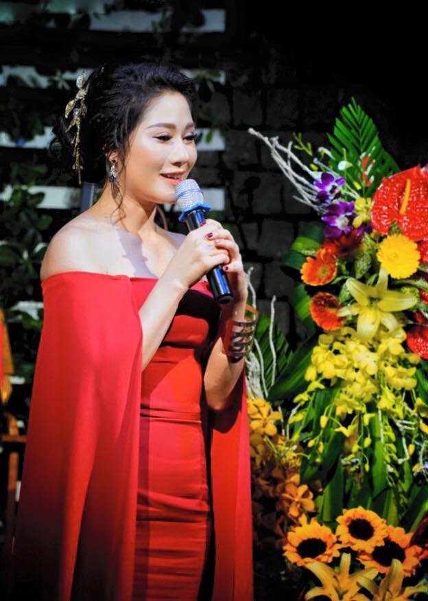 Thu Trang mặc gợi cảm trong ngày ra mắt album đầu tay - Ảnh 1.