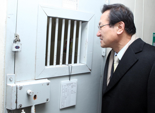 Thái độ nhởn nhơ của tên tội phạm ấu dâm sau bản án 12 năm khiến dư luận Hàn Quốc phẫn nộ - Ảnh 5.