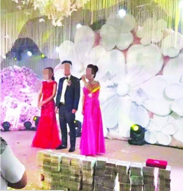 Nhà trai chơi trội mang 20 tỷ tiền mặt lên sân khấu tặng cô dâu - Ảnh 1.