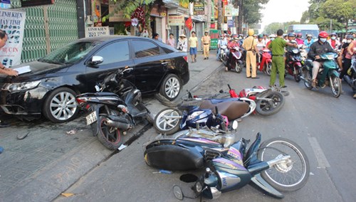 Xe điên, nhầm chân ga và bí mật từ đôi giày cao gót - Ảnh 2.