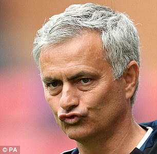 Tấu hài bên đường biên, Mourinho nhận được quà siêu độc - Ảnh 5.