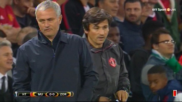 Sai sót tai hại, trợ lý bị Mourinho trách mắng giữa trận đấu - Ảnh 6.