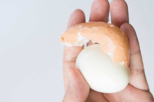 Những sai lầm phổ biến khi nấu khiến trứng vừa xấu vừa mất chất - Ảnh 2.