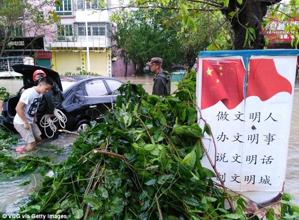 Ra đường trong cơn bão, người đàn ông bị gió thổi bay hơn 10 mét - Ảnh 6.