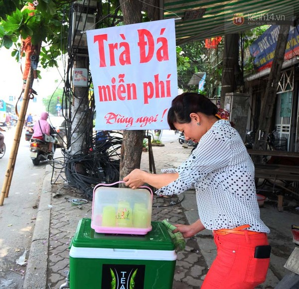 Tấm biển của bà cụ khiến người đi đường Hà Nội ngoái đầu lại   - Ảnh 3.