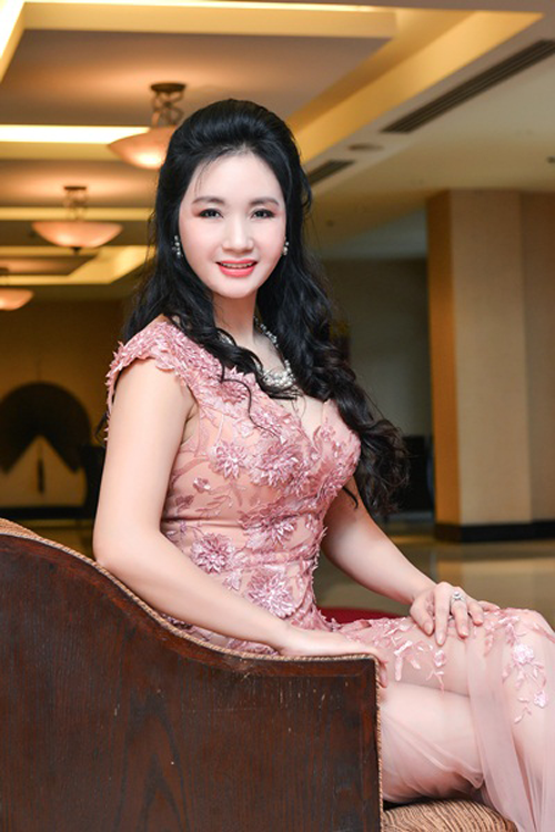 Nhan sắc trẻ đẹp, gợi cảm của mẹ ruột Hoa hậu Trần Thu Ngân - Ảnh 5.