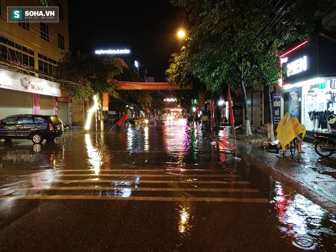 TP Phủ Lý ngập sâu sau cơn mưa đầu mùa - Ảnh 3.