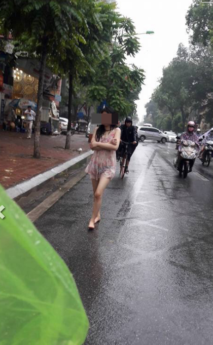 Hành động quá khó hiểu của cô gái giữa phố Hà Nội ngày mưa  - Ảnh 4.