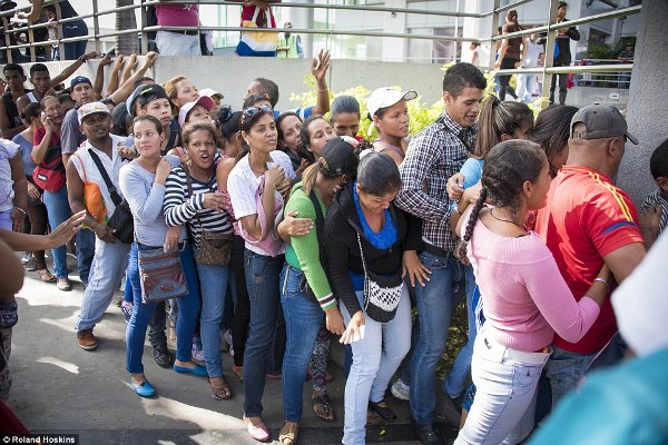 Cảnh tượng đối lập chát chúa tại đất nước Venezuela - Ảnh 6.