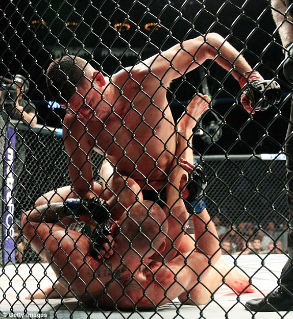 “Gã điên” McGregor thắng nghẹt thở sau trận đấu đẫm máu - Ảnh 4.