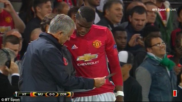 Sai sót tai hại, trợ lý bị Mourinho trách mắng giữa trận đấu - Ảnh 7.