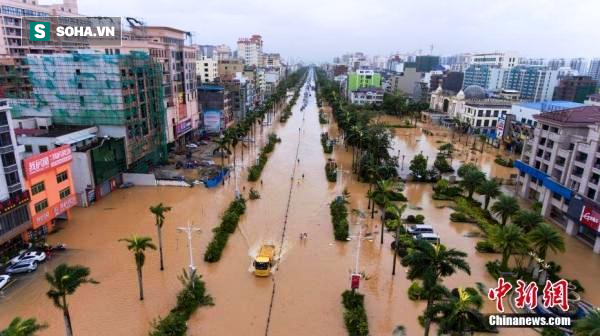 Ra đường trong cơn bão, người đàn ông bị gió thổi bay hơn 10 mét - Ảnh 2.