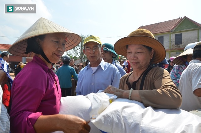 Báo Trí Thức Trẻ trao quà hỗ trợ người dân vùng lũ Quảng Bình - Ảnh 7.