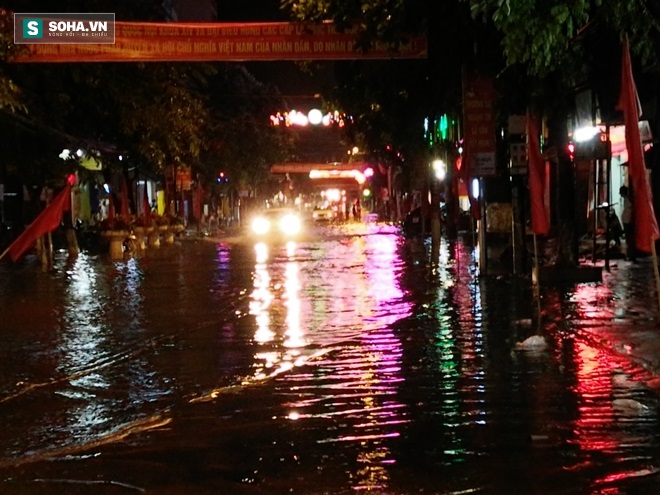 TP Phủ Lý ngập sâu sau cơn mưa đầu mùa - Ảnh 1.