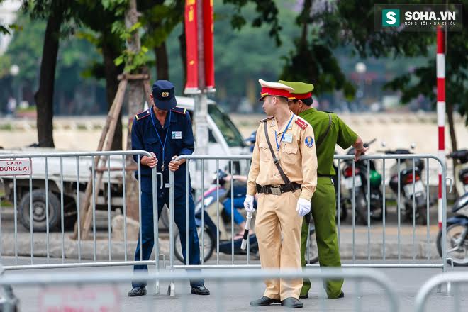 Người dân chào đón Tổng thống Obama trên đường phố Hà Nội - Ảnh 1.