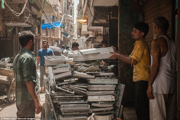 Cuộc sống mưu sinh trên bãi rác thải điện tử khổng lồ ở Ấn Độ - Ảnh 6.