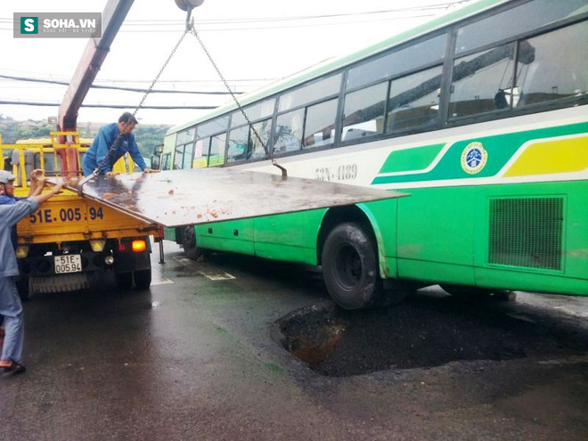 Xe bus bị “hố tử thần” nuốt trên đường phố Sài Gòn - Ảnh 4.