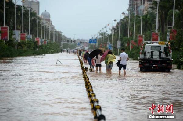 Ra đường trong cơn bão, người đàn ông bị gió thổi bay hơn 10 mét - Ảnh 7.