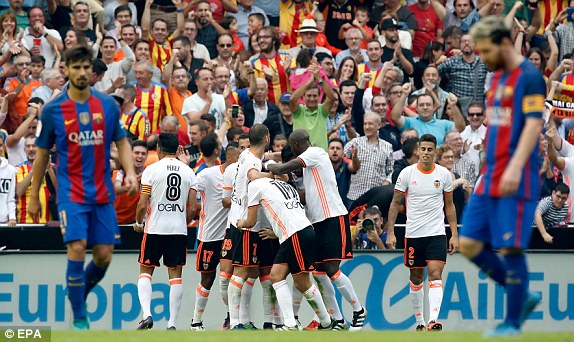 Thi đấu bùng nổ, Valencia vẫn bị Messi nhấn chìm trên sân nhà - Ảnh 8.