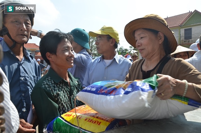 Báo Trí Thức Trẻ trao quà hỗ trợ người dân vùng lũ Quảng Bình - Ảnh 6.