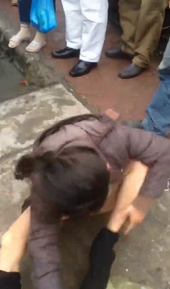 Bị bắt quả tang dàn cảnh ăn trộm, người phụ nữ lột quần ăn vạ giữa phố Hà Nội - Ảnh 4.