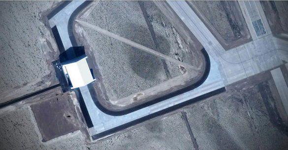 Google Earth chộp được căn cứ lớn bất thường tại Vùng 51: Bí mật nào đang ẩn giấu ở đây? - Ảnh 1.