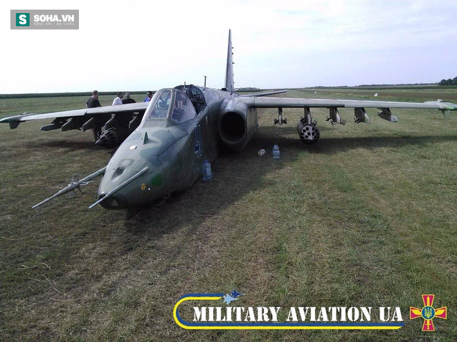 Khó tin: cường kích Su-25 của Ukraine hạ cánh khẩn cấp an toàn khi... không có phi công - Ảnh 1.