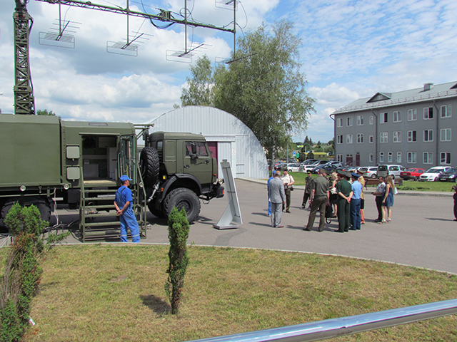 Đại diện BQP VN ngắm tên lửa phòng không hiện đại của Belarus - Ảnh 2.