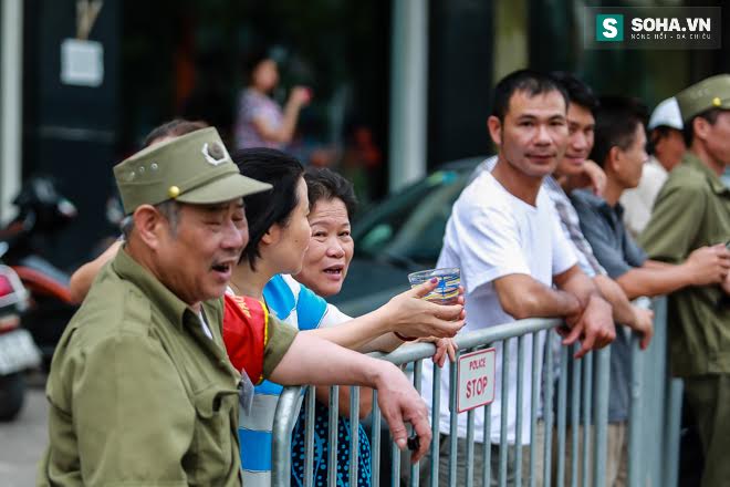 Người dân chào đón Tổng thống Obama trên đường phố Hà Nội - Ảnh 2.